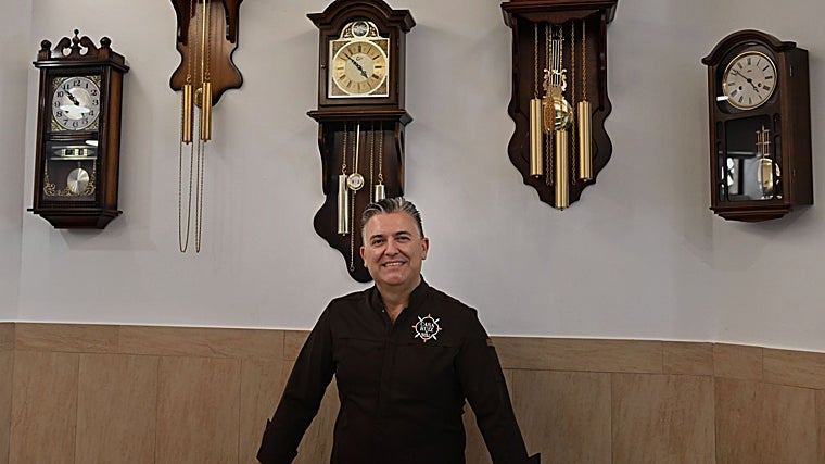 Miguel Ángel Miranda con su colección de relojes de pared
