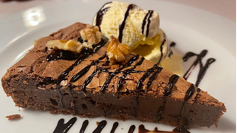 Brownie de chocolate, uno de los postres caseros que pueden disfrutarse en Las Golondrinas