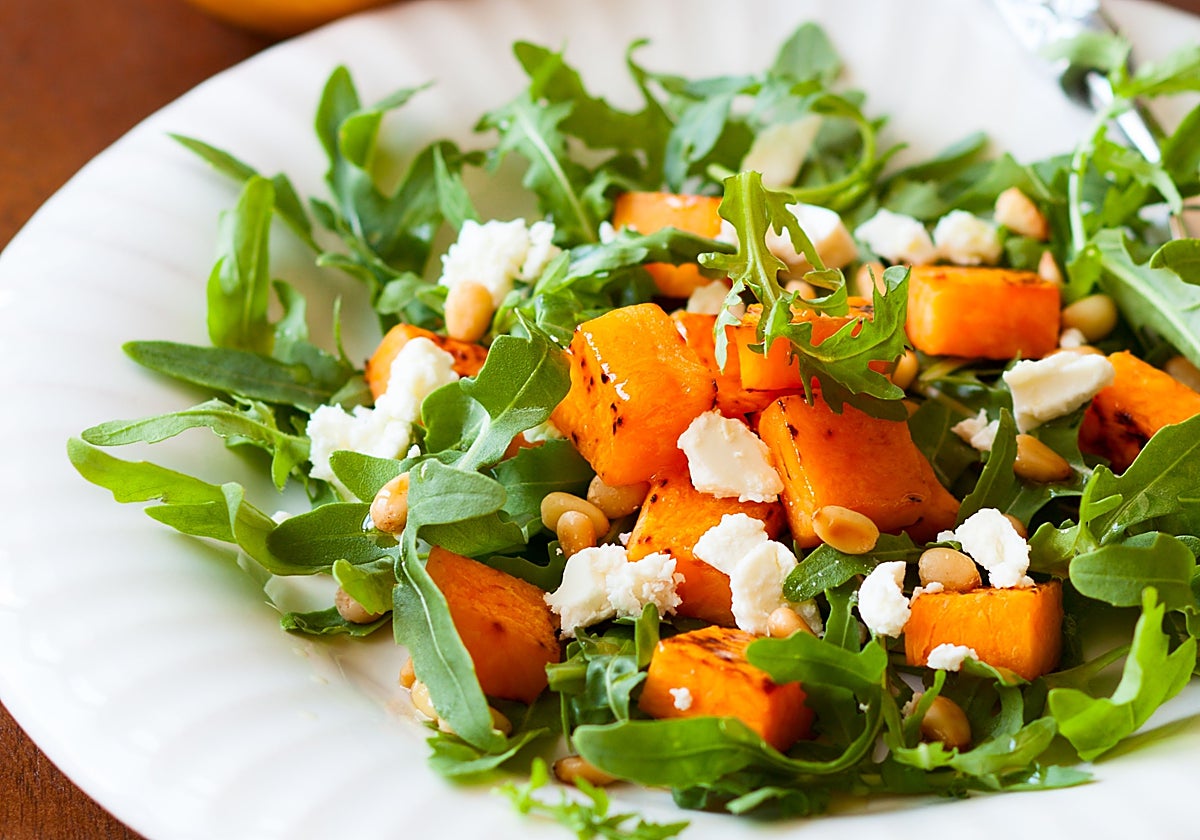 Ensalada de calabaza asada y pera con nueces y queso feta