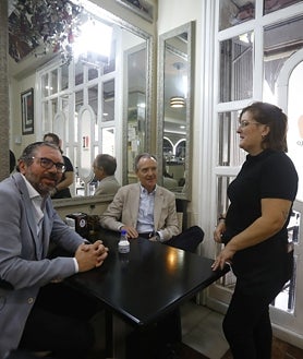 Imagen secundaria 2 - En la imagen superior, los responsables del Café Español tras la barra. Debajo a la izquierda, Marí Carmen Jiménez durante la preparación de los desayunos. A la derecha, atendiendo una mesa 