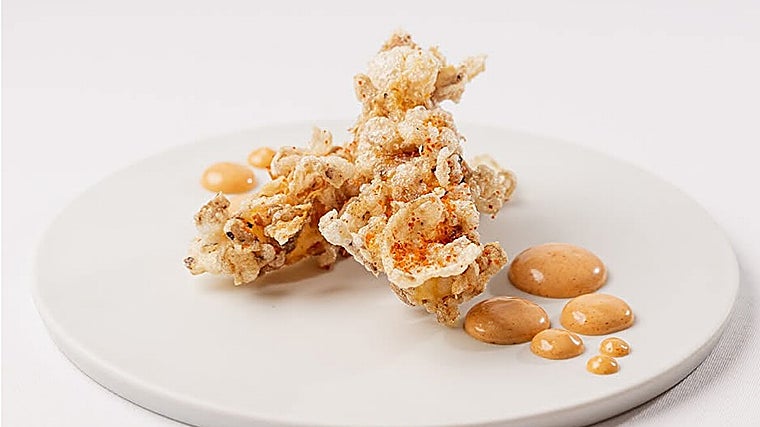 Langostino y chicharrones, uno de los aperitivos emblemáticos de Sobretablas