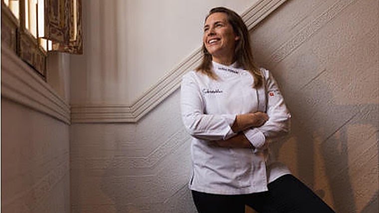 Camila Ferraro posa desde su restaurante