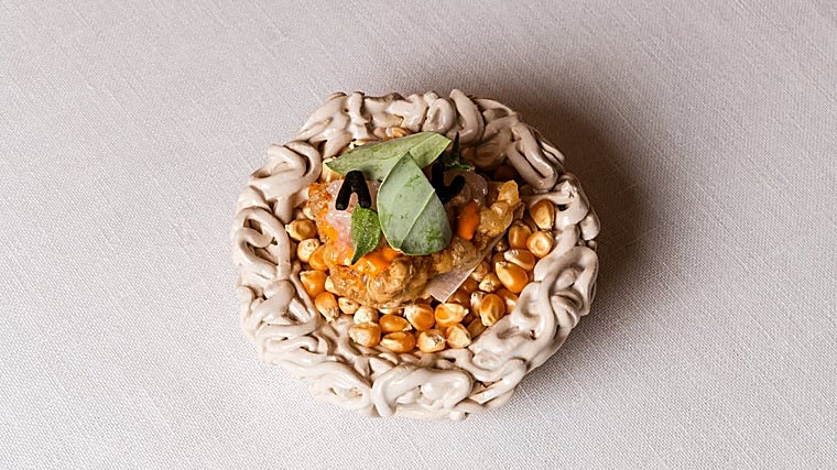 Piel de pollo y gamba blanca, uno de los pases del menú degustación de Bardal