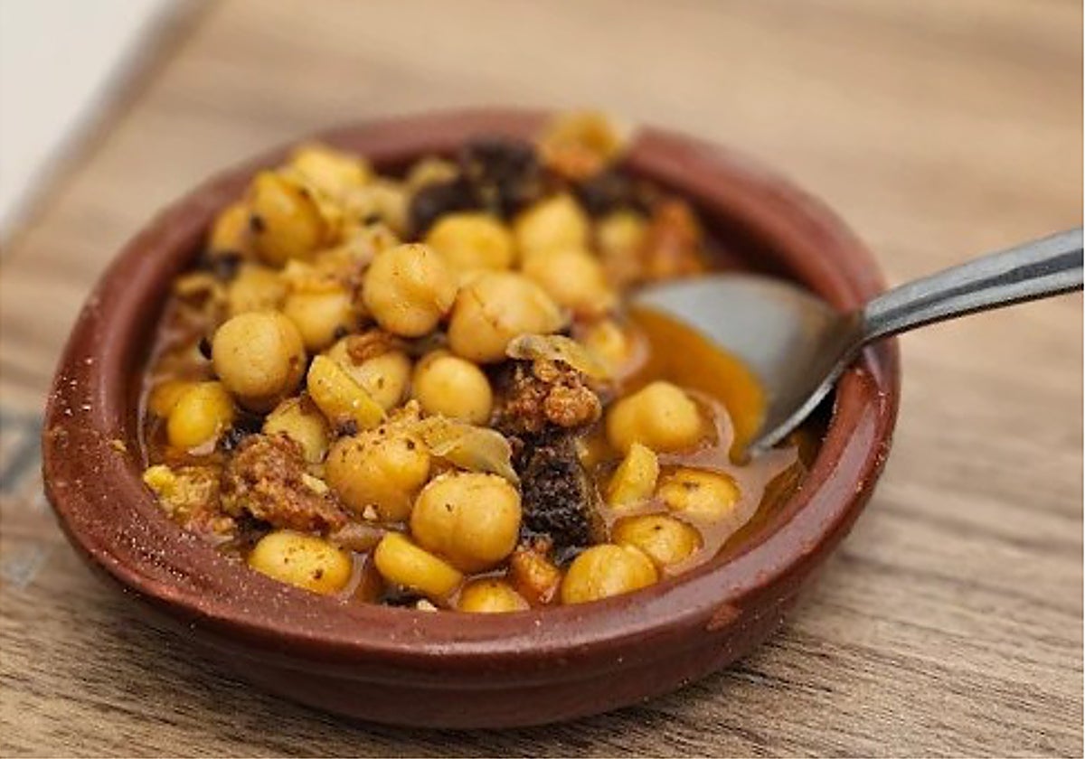 Tapa de guiso de garbanzos de El Lechuguita, uno de los bares de Ronda que recomendamos en esta ruta gastronómica