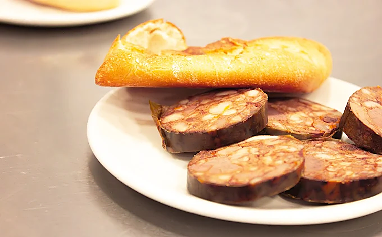 Imagen principal - Chacinas y quesos curados completan la oferta de Cervecería Arturo