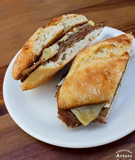 Imagen secundaria 2 - Marisco fresco cocidos, tapas frías y montaditos son algunas de las propuestas de Cervecería Arturo