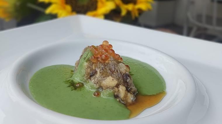 Tartar de boquerones en vinagre y berenjenas asadas con salmorejo de piparras del restaurante Quillo, cocina flamenca
