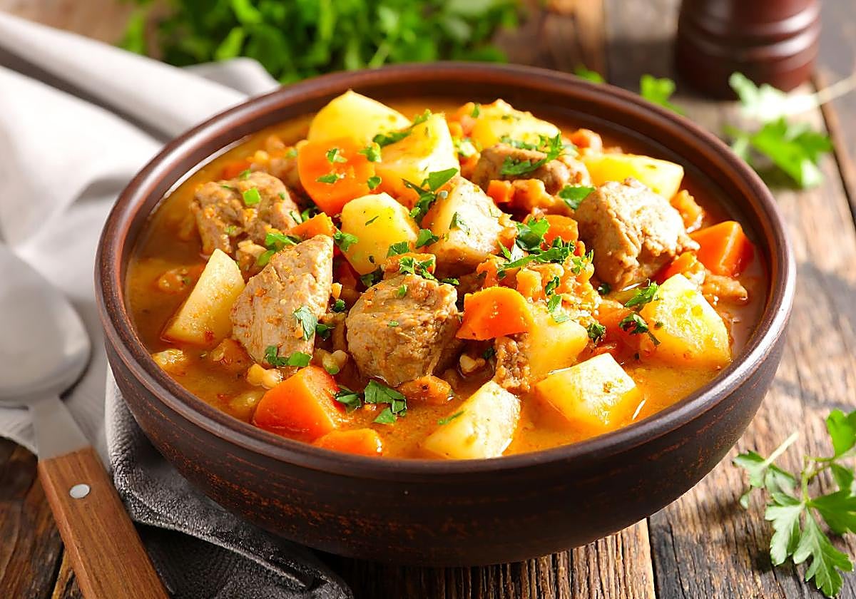 Guiso de patatas con carne: receta tradicional paso a paso
