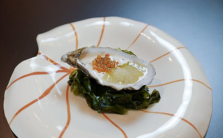 Imagen principal - Ostra, berenjena con miso y foie pôelé, los tres primeros pases del menú