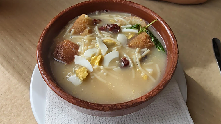 Sopa de fideos con picatostes de EL Boticario