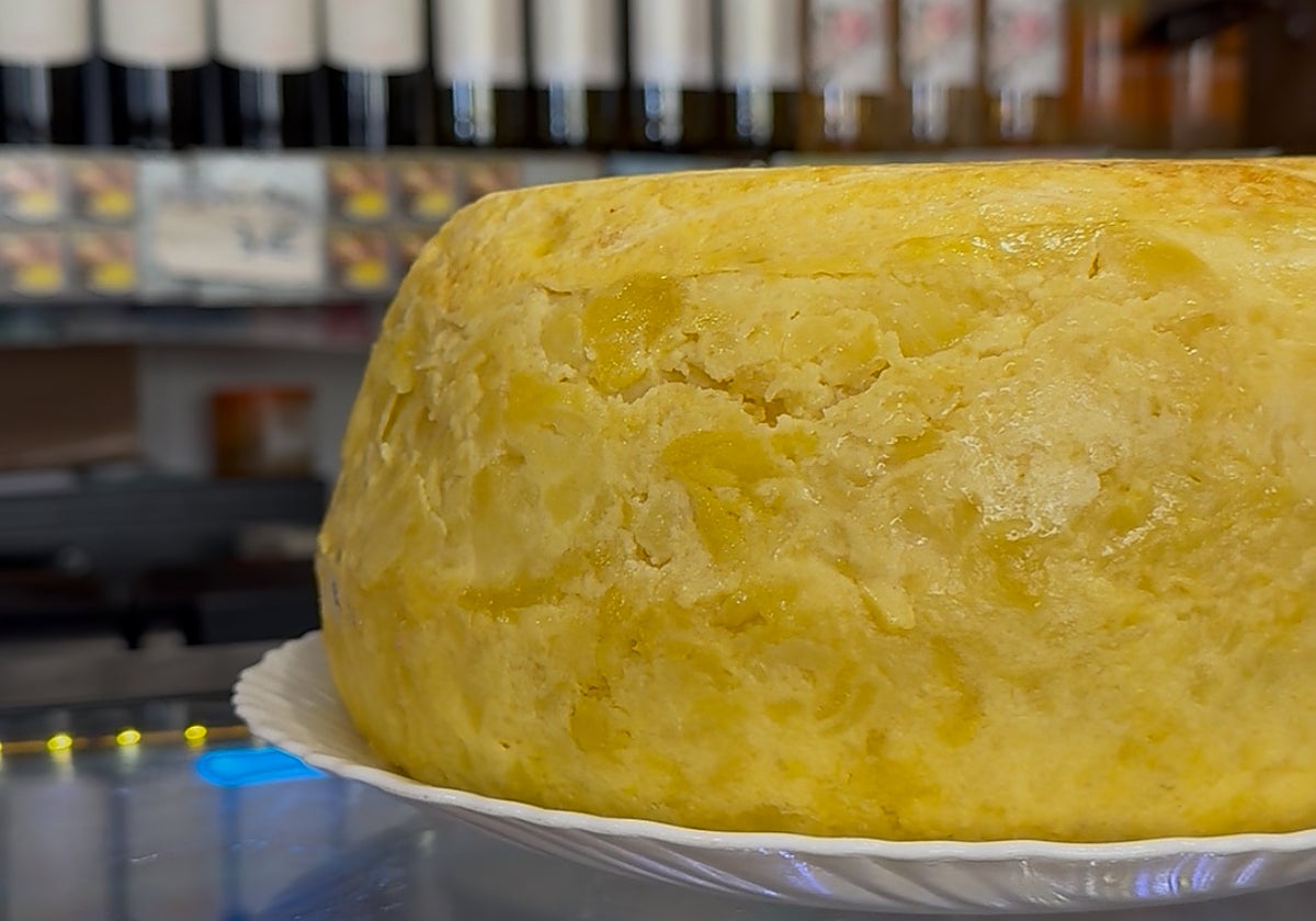 Una de las grandes tortillas del Bar Santos en Córdoba capital