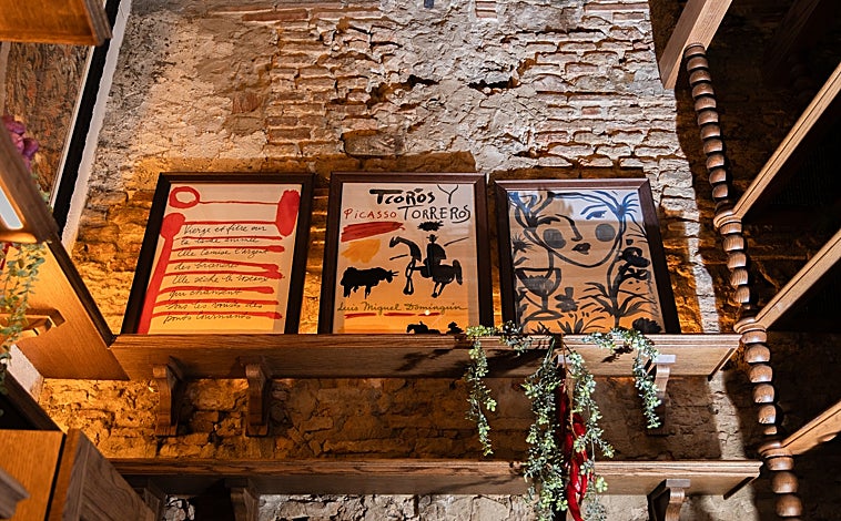 Imagen principal - Detalles decorativos de El Rincón de El Pimpi en Málaga