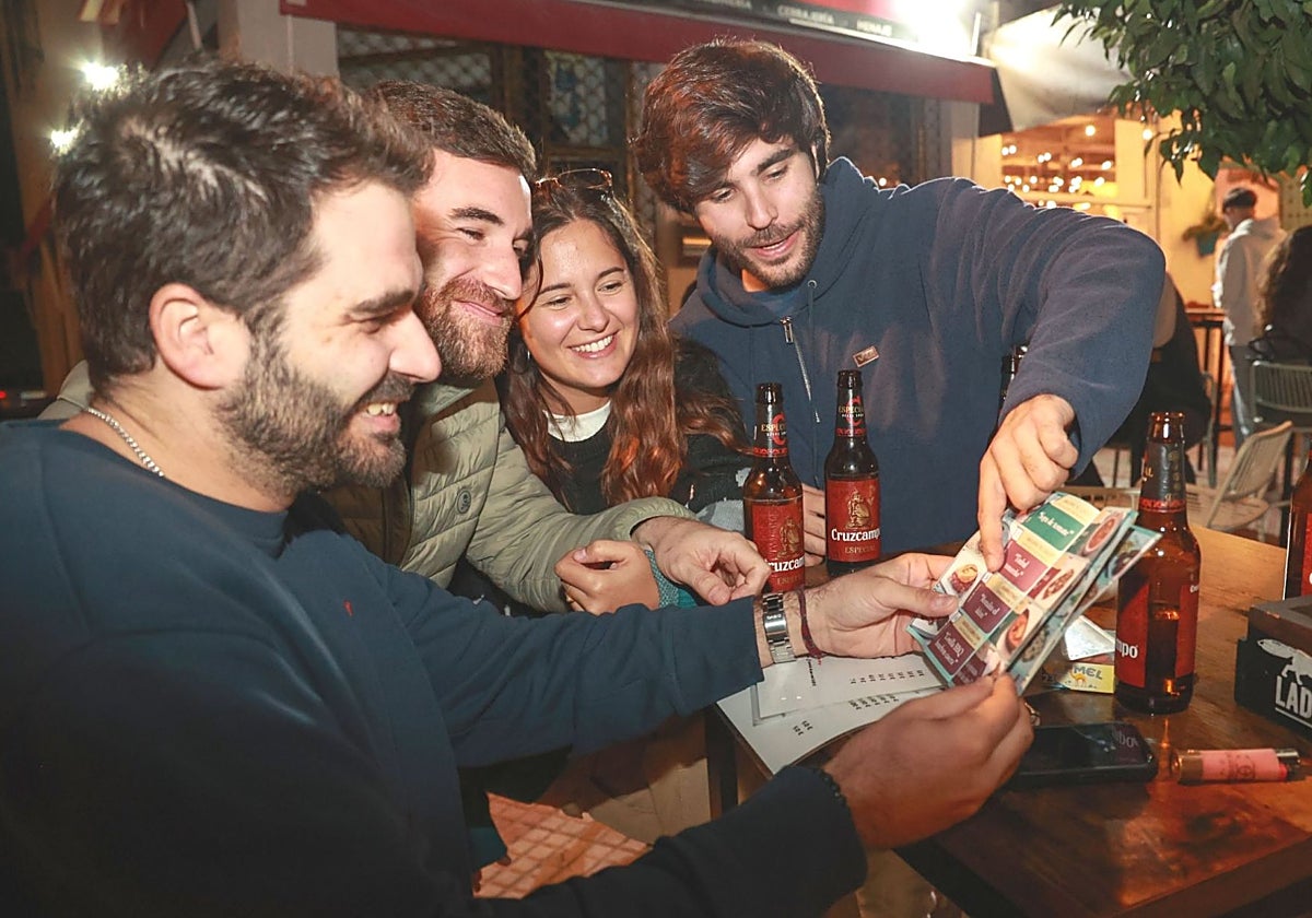 Un grupo de jóvenes observando las diferentes tapas del rutero