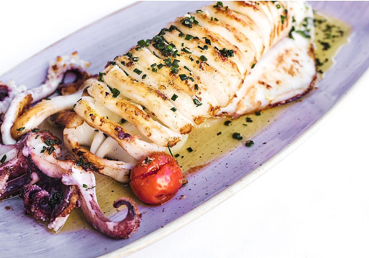 Calamar a la plancha de El Refectorium, uno de nuestros recomendados para comer en La Malagueta