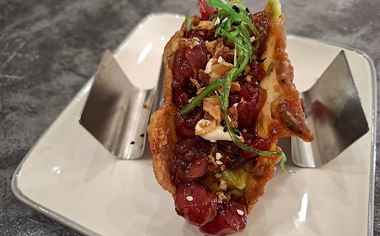 Imagen principal - Taco de tortillita de camarones con tartar de atún y guacamole, wok thai (verduras, fideos y presa) y tomate con burrata y vinagreta de albahaca