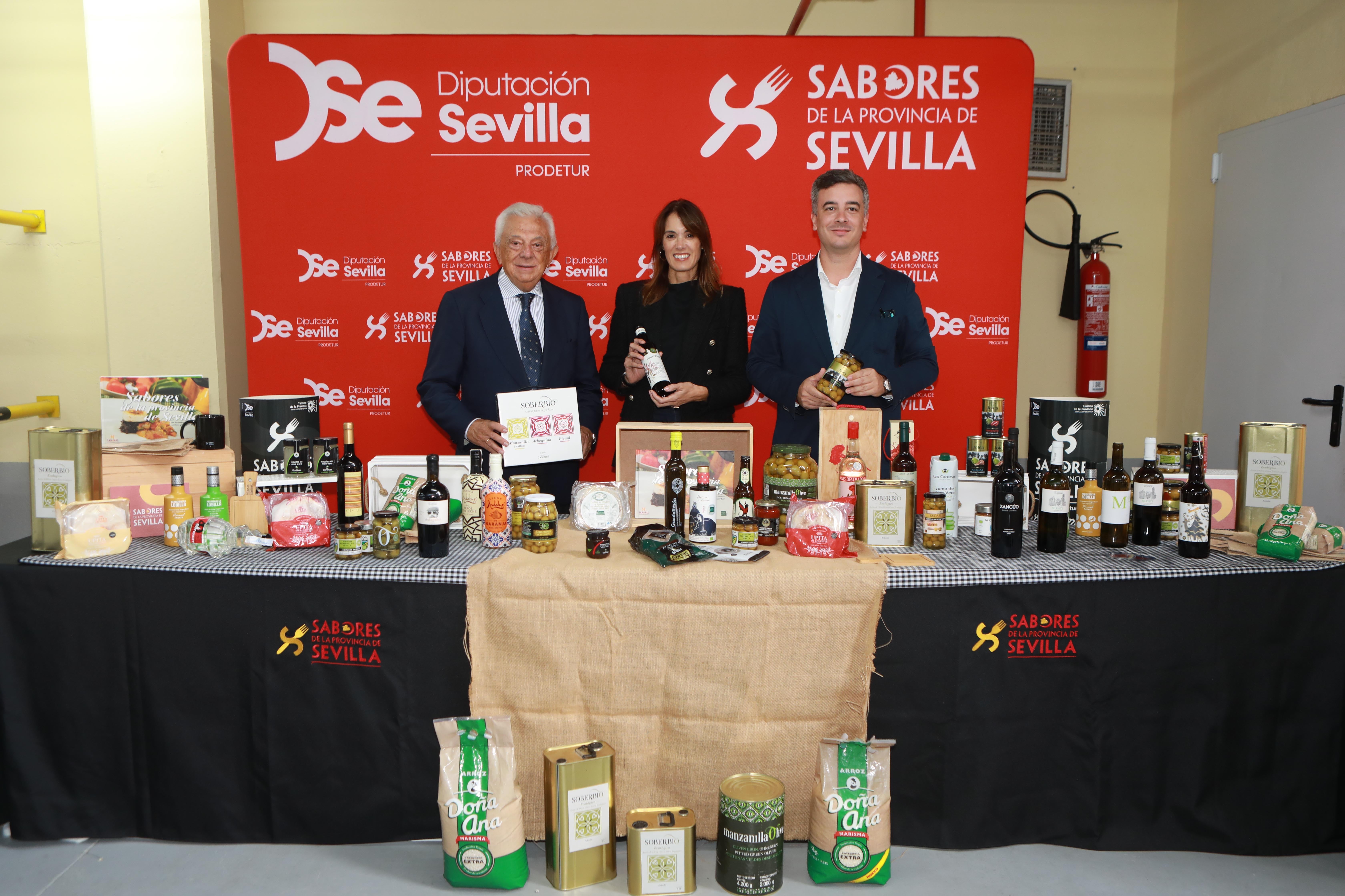 Francisco Herrero, presidente de la Cámara de Comercio; Zoila Borrego, directora Comercial de ABC Andalucía; y Rodrigo Rodríguez Hans, vicepresidente de Prodetur