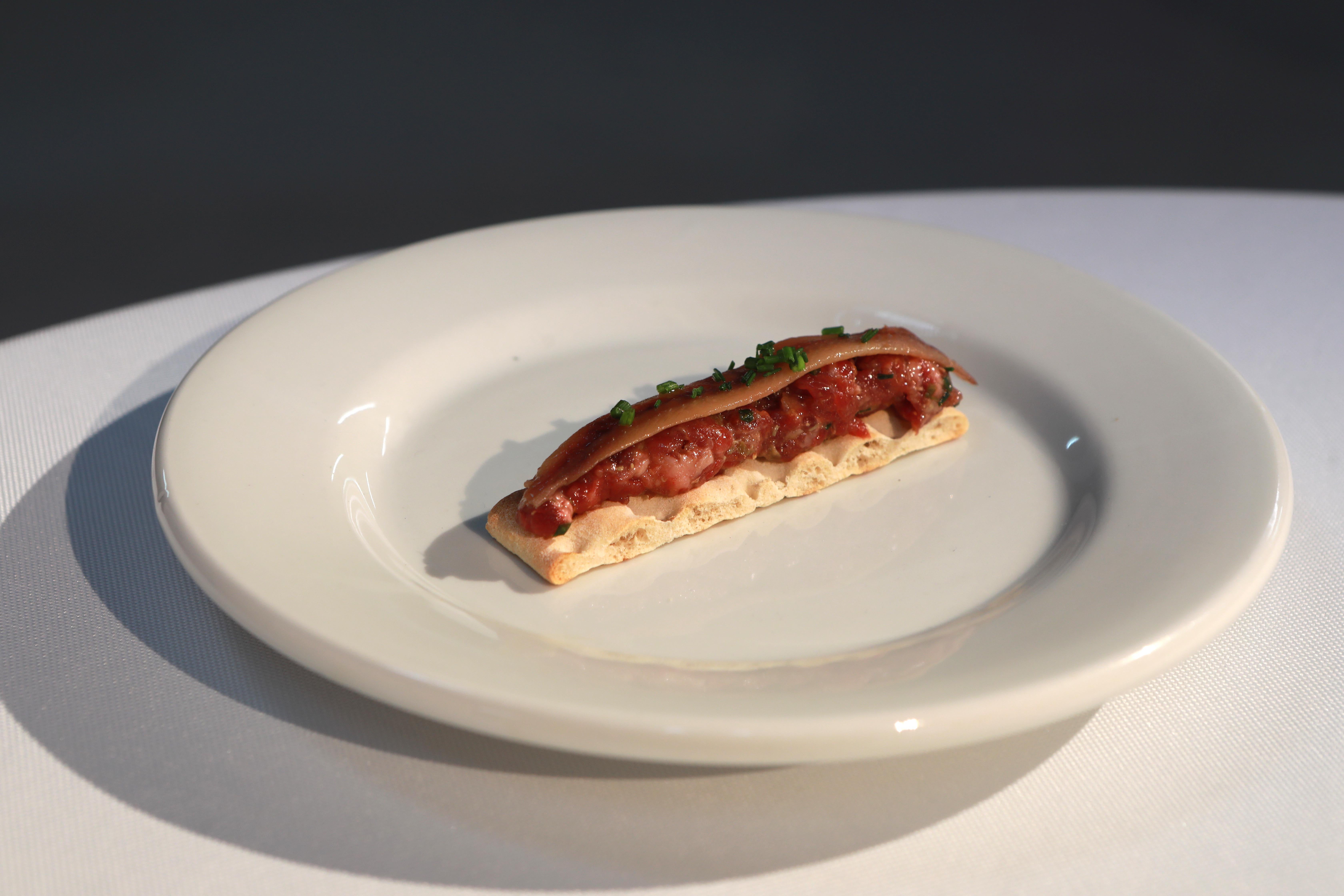 Tosta de steak tartar de vaca madurada y anchoa del Cantábrico del restaurante La Perdida