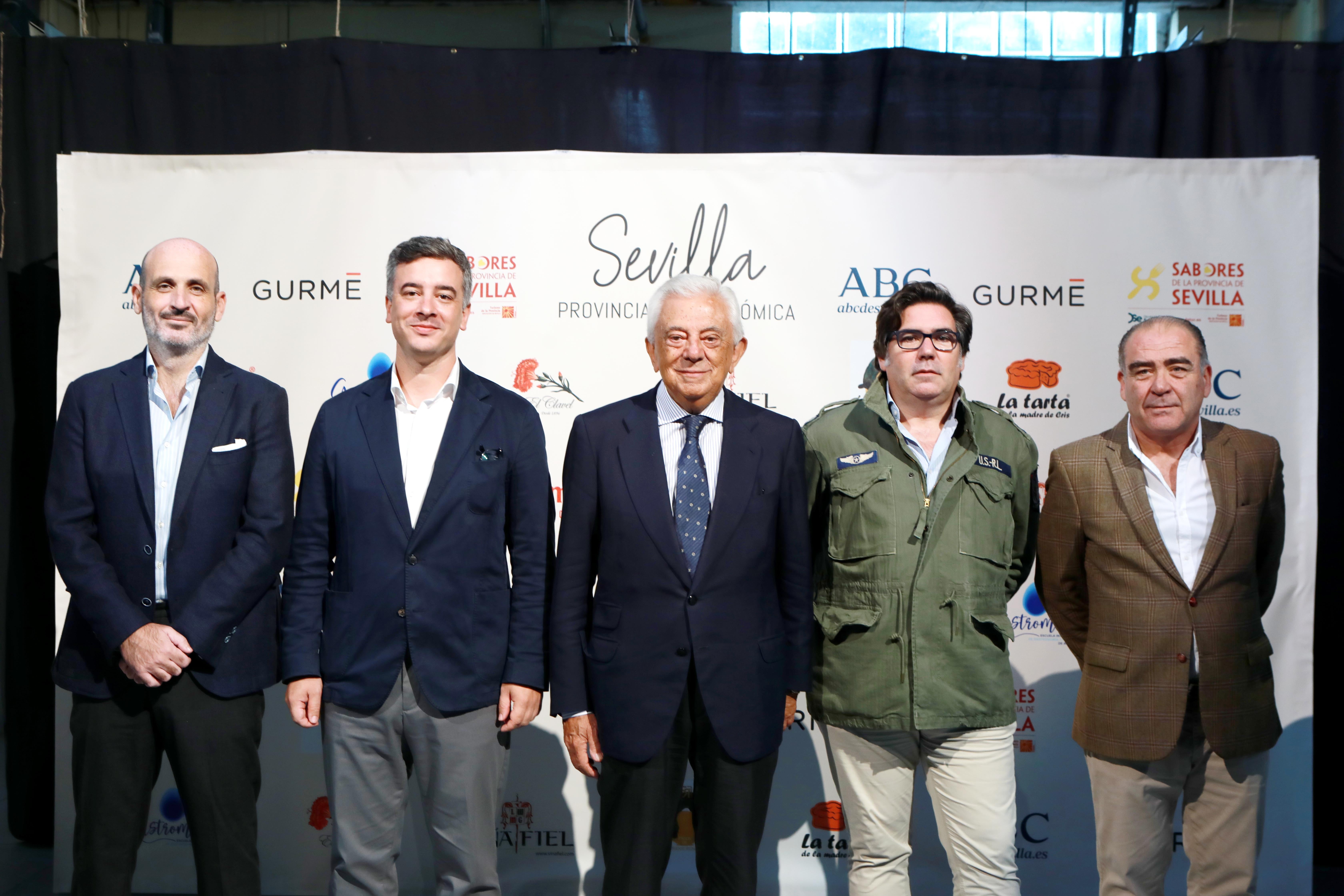 Ramón Román, coordinador de Gurmé; Rodrigo Rodríguez Hans, vicepresidente de Prodetur; Francisco Herrero, presidente de la Cámara de Comercio; Jaime García, director de Bodegas Fuentes Reina; y Francisco Gallardo, responsable de marketing de Grupo Viñafiel
