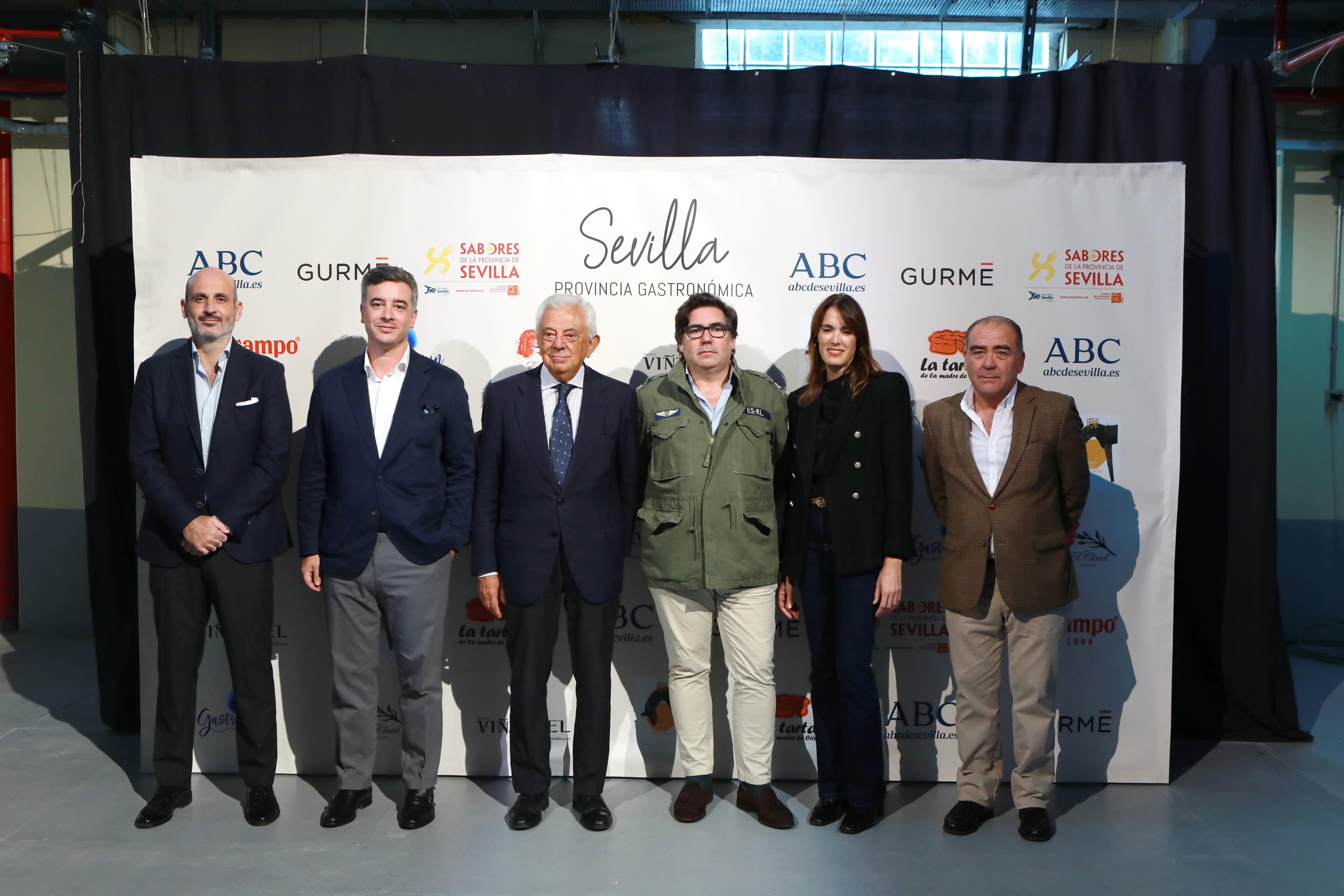 Ramón Román, coordinador de Gurmé; Rodrigo Rodríguez Hans, vicepresidente de Prodetur; Francisco Herrero, presidente de la Cámara de Comercio; Jaime García, director de Bodegas Fuentes Reina; Zoila Borrego, directora Comercial de ABC Andalucía; y Francisco Gallardo, responsable de marketing de Grupo Viñafiel