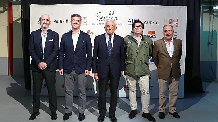 Ramon Roman, Gourmet Coordinator. Mr. Rodrigo Rodriguez Hans, Vice President of Prodetour. Francisco Herrero, President of the Chamber of Commerce and Industry. Jaime Garcia, director of Bodegas Fuentes Reina. and Francisco Gallardo, Marketing Manager at Grupo Viñafiel.