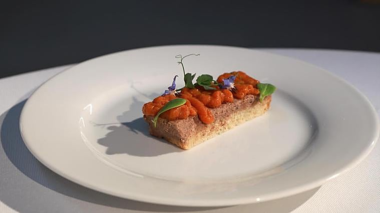 Chicken pate from Tía María, butter bread and persimmons from Eterno Restaurant