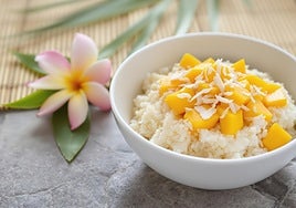 Así se prepara este arroz con lacón y fruta