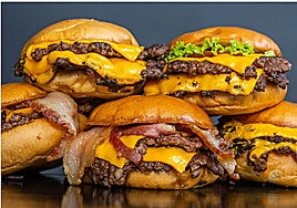 La hamburguesería Five Guys aterriza en el centro de Málaga: así es su nuevo local de la Alameda