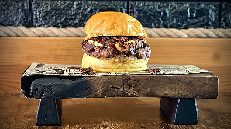 Una de las afamadas hamburguesas de Raza y Dehesa en Cabra