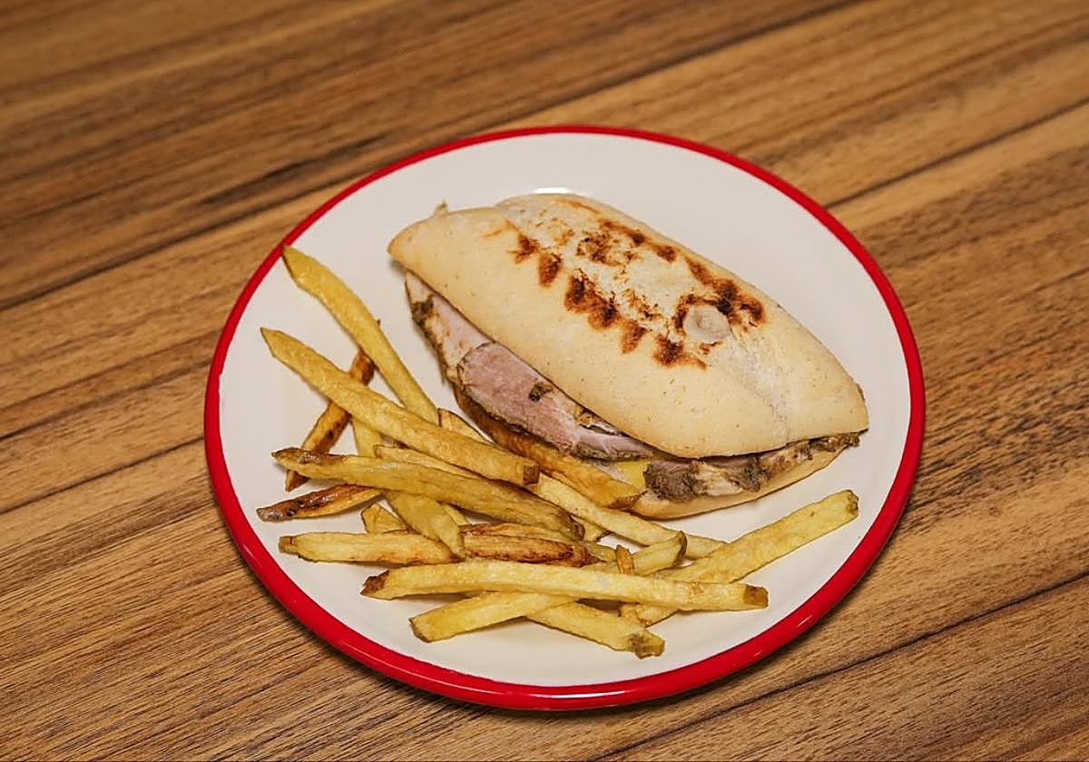 La Deliciosa es una nueva cervecería en Puerta de la Carne, 8, donde disfrutar de una Cruzcampo gélida y tapeo de siempre