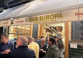Reabre el histórico Bar Europa tras varios meses cerrado