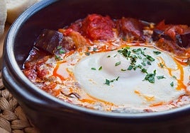 Pasta de lentejas con pisto de verduras y huevo