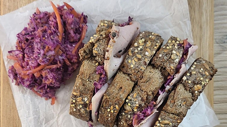 Bocata de lombarda con lomo asado a la mostaza