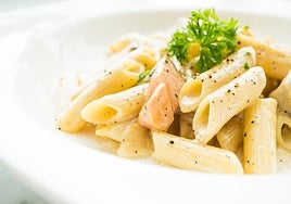 Penne con salmón y nata paso a paso