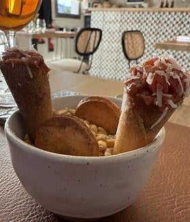 Imagem Secundária 2 - Cone de bife tártaro, biscoitos de chouriço defumado e dois petiscos juntos.