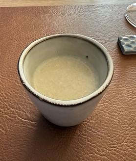 Segunda imagem 2 – Bolinhos de lula com cebola, queijo San Simon, panna cotta de marmelo e consomê.