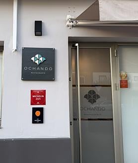 Segunda imagem 2 - Juan Carlos Ochando e Elena Perez no Restaurante Ochando; Juan Carlos na cozinha; e a fachada do restaurante