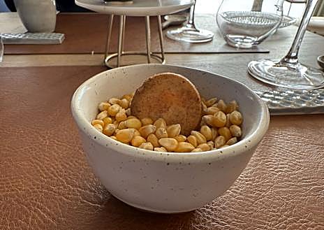 Imagem Secundária 1 - Cone de bife tártaro, biscoitos de chouriço defumado e dois petiscos juntos.