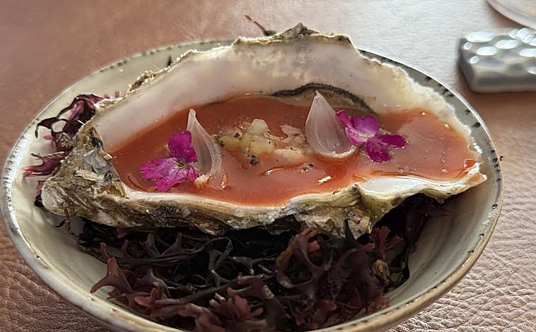 Imagem principal - Ostras com xerez Mary, alho verde pistache, tomate seco e aspargos, espinafre e ravióli de ovo.