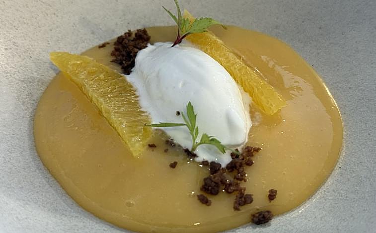 Imagem principal - Bacon com laranja e iogurte e petit fours.