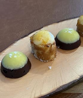 Imagem secundária 2. Bacon com laranja, iogurte e petit fours.