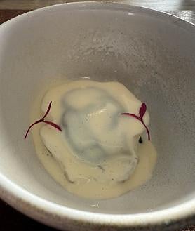 Segunda Imagem 2 – Ostras com xerez Mary, alho verde pistache, tomate seco, aspargos, espinafre e ravióli de ovo.