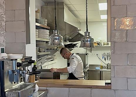 Segunda imagem 1 - Juan Carlos Ochando e Elena Perez no Restaurante Ochando; Juan Carlos na cozinha; e a fachada do restaurante