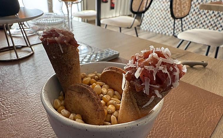 Imagem principal - bife tártaro, biscoitos de chouriço fumado e dois petiscos juntos.