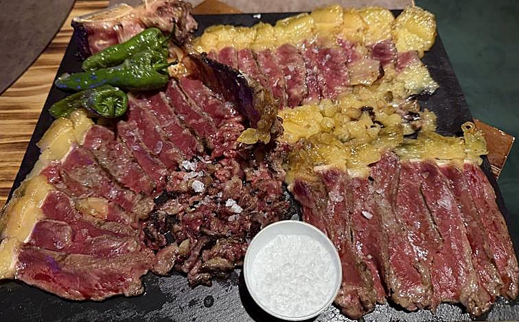 Imagem principal - Platão Roto adora carne grelhada.