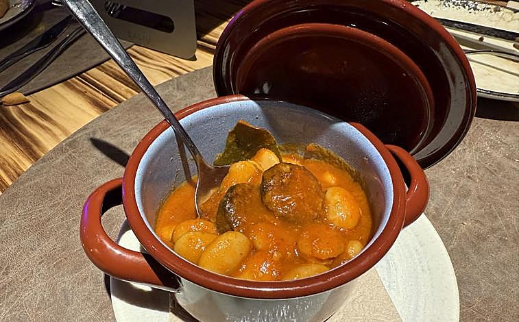 Imagem principal - Fabada com feijão da fazenda, grão de bico com camarão e linguiça bovina.