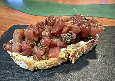 Imagem Secundária 1 - Bochechas de brioche, aioli de manjericão, torradas de atum com leve camada de maionese trufada e arroz com bochechas cremosas e medalhão de queijo de cabra.