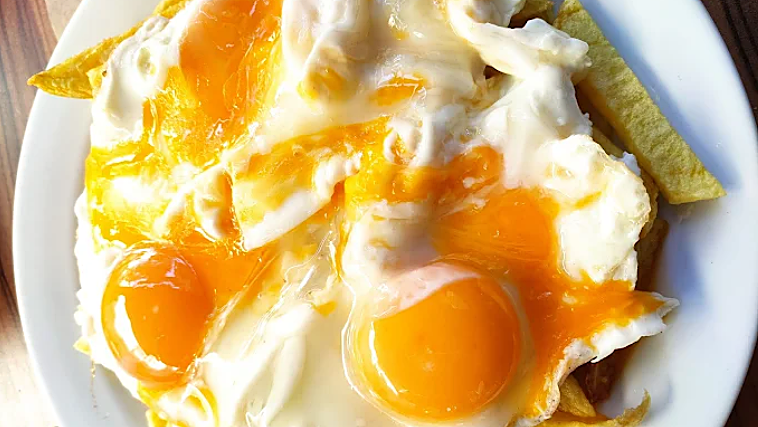 Ovos mexidos com batatas em um bar de Zurique em Málaga