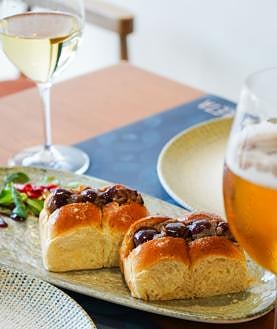 Imagen secundaria 2 - Turuleta, aire fresco para la calle Betis con la experiencia de El Sella y Gascona