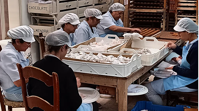 Trabajadoras del obrador La Colchona envolviendo los mantecados a mano