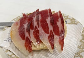 El bar de Los Remedios que sirve molletes con jamón recién cortado para desayunar